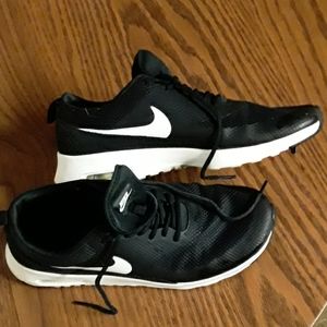 Women's Nike tennis shoes